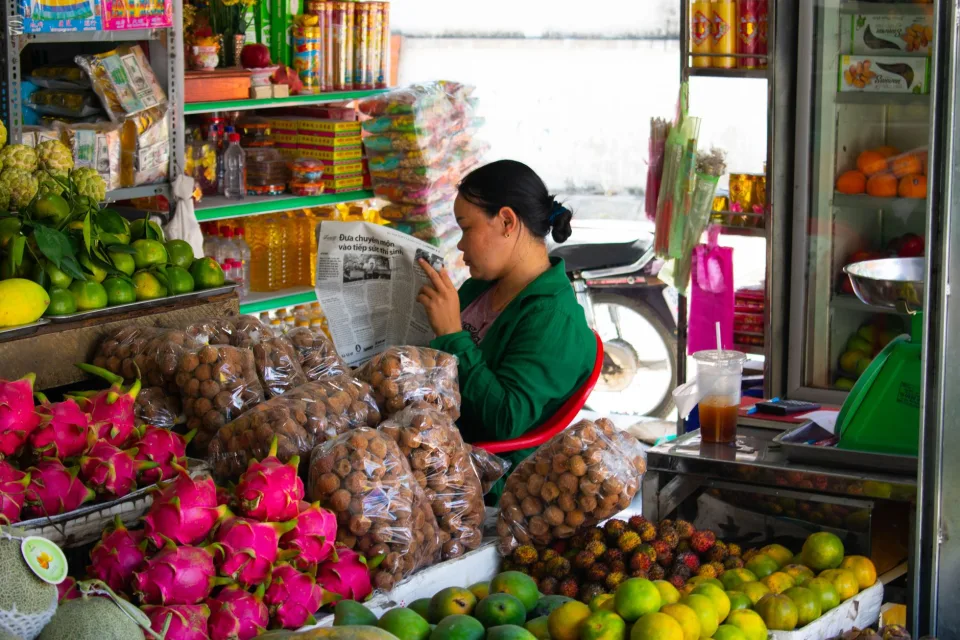 Kệ hàng trong cửa hàng